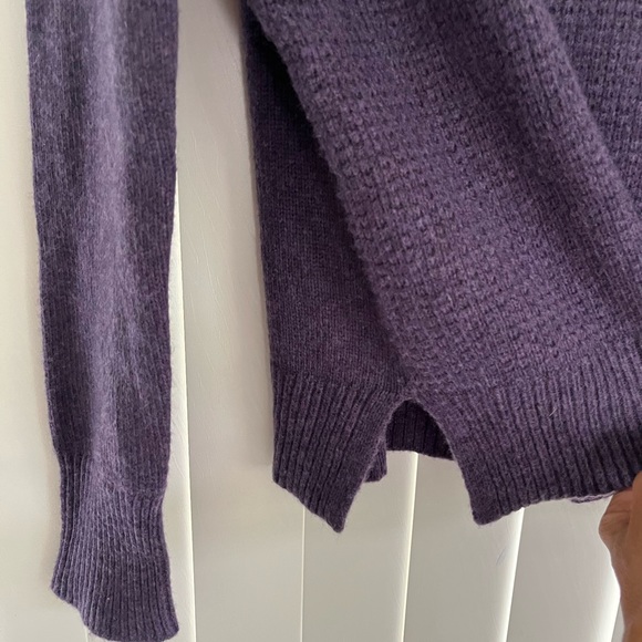 Womens sweater by The Gap sized medium NWT - Picture 3 of 3